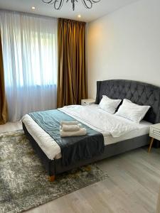 A bed or beds in a room at YamaLuxe Apartments - Silent & Warm With Many Facilities