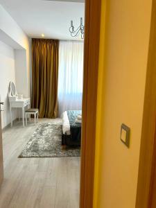 Pokój z sypialnią z łóżkiem i biurkiem w obiekcie YamaLuxe Apartments - Silent & Warm With Many Facilities w Bukareszcie
