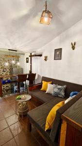uma sala de estar com um sofá e uma mesa em Cuevita Bimbache em Valverde