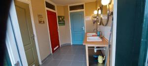een badkamer met twee wastafels en twee verschillende deuren bij Tenthutje BuitenWedde in Wedde