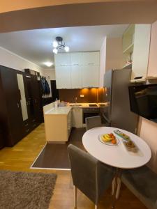 - une cuisine avec une table et une plaque de cuisson dans l'établissement Yasmin studio apartment, à Budva