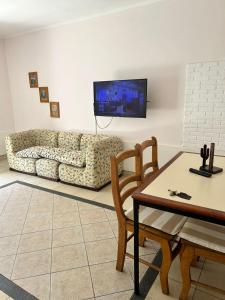 ein Wohnzimmer mit einem Sofa und einem Tisch in der Unterkunft Ahicito - Casa en Tres Cerritos in Salta
