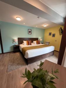 ein Schlafzimmer mit einem großen Bett in einem Zimmer in der Unterkunft CASA CRISTOBAL Centenario in Cusco