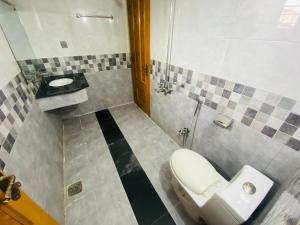 ein Bad mit einem WC und einem Waschbecken in der Unterkunft One Click Guesthouse in Islamabad