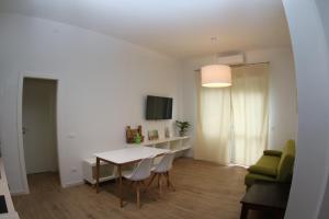 ein Esszimmer und ein Wohnzimmer mit einem Tisch und Stühlen in der Unterkunft LUCKY LOFT 16 in La Spezia