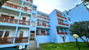 un immeuble bleu avec balcon dans l'établissement P023 - Porto Recanati, comodo trilocale a 150 metri dal mare, à Porto Recanati