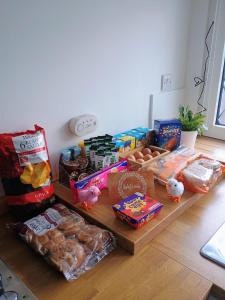 uma mesa com comida e outros snacks em Cottage nr BikeParkWales/Brecon Beacons/PenYFan em Merthyr Tydfil
