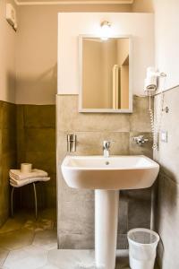 W łazience znajduje się umywalka i lustro. w obiekcie Albergo Florida Taggia w mieście Taggia