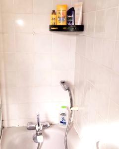 a bathroom with a shower and a bath tub at Cosy. 10mn du centre et de la gare. Garage gratuit in Colmar