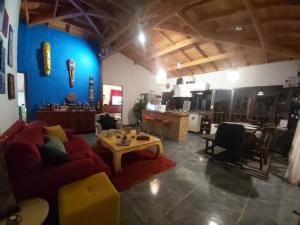sala de estar con sofá y mesa de centro en CAMPIÑA SUIZA, en Tabio