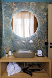 y baño con lavabo y espejo. en Maison Belmonte - Suites in Palermo, en Palermo