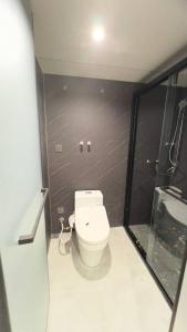 W łazience znajduje się biała toaleta i prysznic. w obiekcie Forest Capsule w mieście Uddevalla