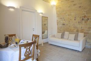 ein Wohnzimmer mit Sofa und Tisch in der Unterkunft Numero 85 in Termoli