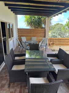 eine Terrasse mit Tischen und Stühlen auf einer Terrasse in der Unterkunft Villa Nikitas in Konia