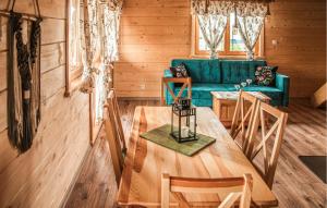 ein Wohnzimmer mit einem grünen Sofa und einem Tisch in der Unterkunft Gorgeous Home In Slopnice With Sauna in Słopnice