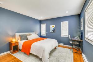 een slaapkamer met blauwe muren en een bed met een oranje deken bij Pet-Friendly Hopewell Junction Home with Pool in Hopewell Junction