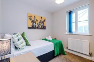 a bedroom with a bed and a window at Cravenwood Townhouse with games room - Sleeps 5 in Manchester
