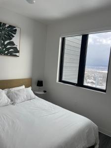1 dormitorio con cama blanca y ventana en Park City Slope Side - Canyons en Park City