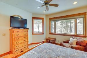 - une chambre avec un lit, une télévision et une commode dans l'établissement Spacious Whitefish Home with Sauna and Ski Resort View, à Whitefish