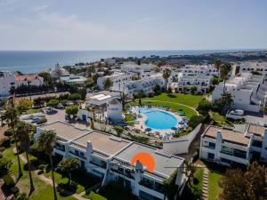 Una vista aérea de un complejo turístico con piscina. en #220 Windmill Hill by Home Holidays, en Albufeira