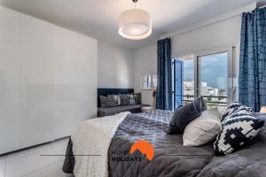 Un dormitorio con una cama con almohadas y una ventana. en #220 Windmill Hill by Home Holidays, en Albufeira 65 fotos más