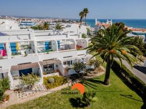 una vista aérea de un edificio blanco con una palmera en #220 Windmill Hill by Home Holidays, en Albufeira