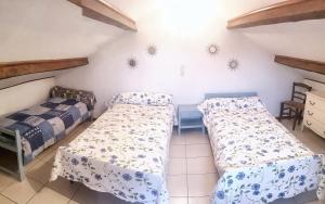 Habitación con 2 camas en una habitación en Maison de 2 chambres a Mostuejouls, en Mostuéjouls