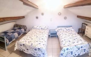 a room with two beds in a room at Maison pittoresque à Mostuéjouls avec vue sur la montagne in Mostuéjouls