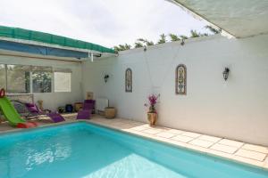 een zwembad met paarse stoelen en een glijbaan bij Clos des Fontaines - Chalet in Venasque