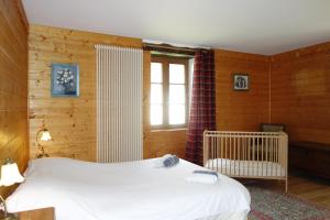 ein Schlafzimmer mit einem weißen Bett und einem Fenster in der Unterkunft Grand gite de la Bourrélie in Plazac