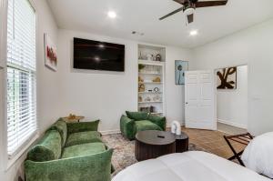 een woonkamer met groene meubels en een televisie bij Stylish Home about 2 Mi to Jackson State and Belhaven! in Jackson