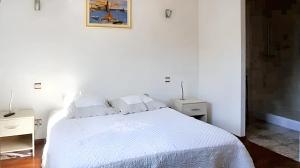Säng eller sängar i ett rum på Villa de 5 chambres avec piscine privee jacuzzi et jardin clos a Laroque des Alberes