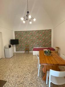 een woonkamer met een houten tafel en een bank bij La Casa sulla Penisola Sorrentina in Vico Equense