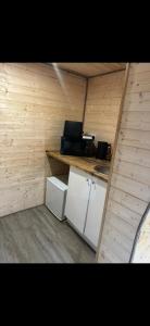 A cozinha ou kitchenette de New hotub glamping pods