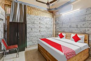 ChinhatにあるFlagship Hotel Sai Palace Near Gomti Riverfront Parkのベッドルーム1室(ベッド1台、椅子付)