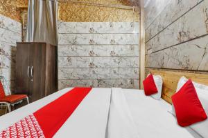 ChinhatにあるFlagship Hotel Sai Palace Near Gomti Riverfront Parkのベッドルーム1室(赤い枕のベッド1台付)