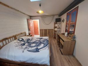 Schlafzimmer mit einem Bett, einem Holztisch und einem Schreibtisch in der Unterkunft DOMAINE DE LA LUCARLIERE in Saint-Cyr-des-Gâts