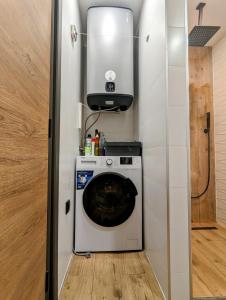 uma máquina de lavar e secar numa casa minúscula em Pine & Wine Sauna Apartment em Pamporovo