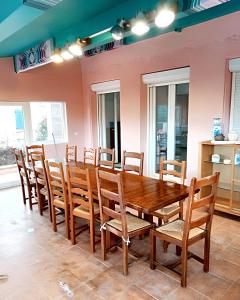 uma sala de jantar com uma mesa de madeira e cadeiras em Villa de 7 chambres avec piscine privee jardin clos et wifi a Laroque des Alberes em Laroque-des-Albères