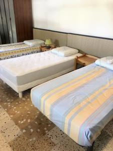 três camas sentadas num quarto em Villa de 7 chambres avec piscine privee jardin clos et wifi a Laroque des Alberes em Laroque-des-Albères