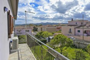 una vista dal balcone di una casa di Casa via Pascoli a Arzachena