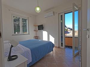a bedroom with a bed and a view of the ocean at Hotel Villa Argentina in Riomaggiore