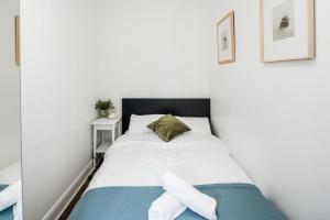 a bedroom with a bed with towels on it at Cosy 1 bedroom home in Fitzrovia in London