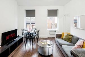 a living room with a couch and a table at Cosy 1 bedroom home in Fitzrovia in London