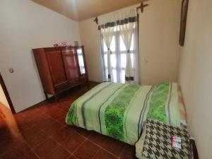 1 dormitorio con cama y ventana en Tu Casa en Miahuatlán: Ideal Familias y Grupos en Labor