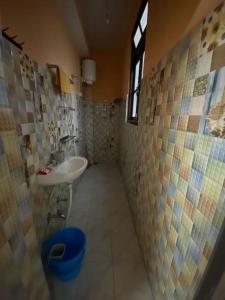 ein Bad mit einem Waschbecken und einem WC. in der Unterkunft Ritesh BNB in Gangtok
