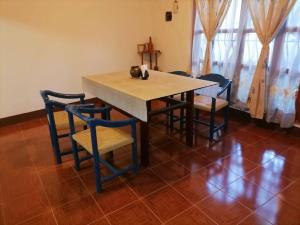 mesa y sillas en una habitación con mesa en Tu Casa en Miahuatlán: Ideal Familias y Grupos en Labor