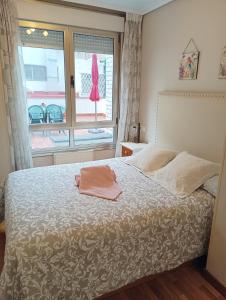 1 dormitorio con 1 cama grande y ventana en Centro-GASCONA con terraza, garaje y wifi gratuito en Oviedo