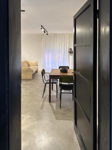 een keuken en eetkamer met een tafel en stoelen bij Mini loft in Reggio Emilia