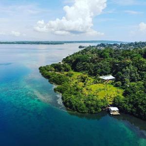 eine Insel im Wasser mit einem Haus darauf in der Unterkunft Ataraxia in Bastimentos